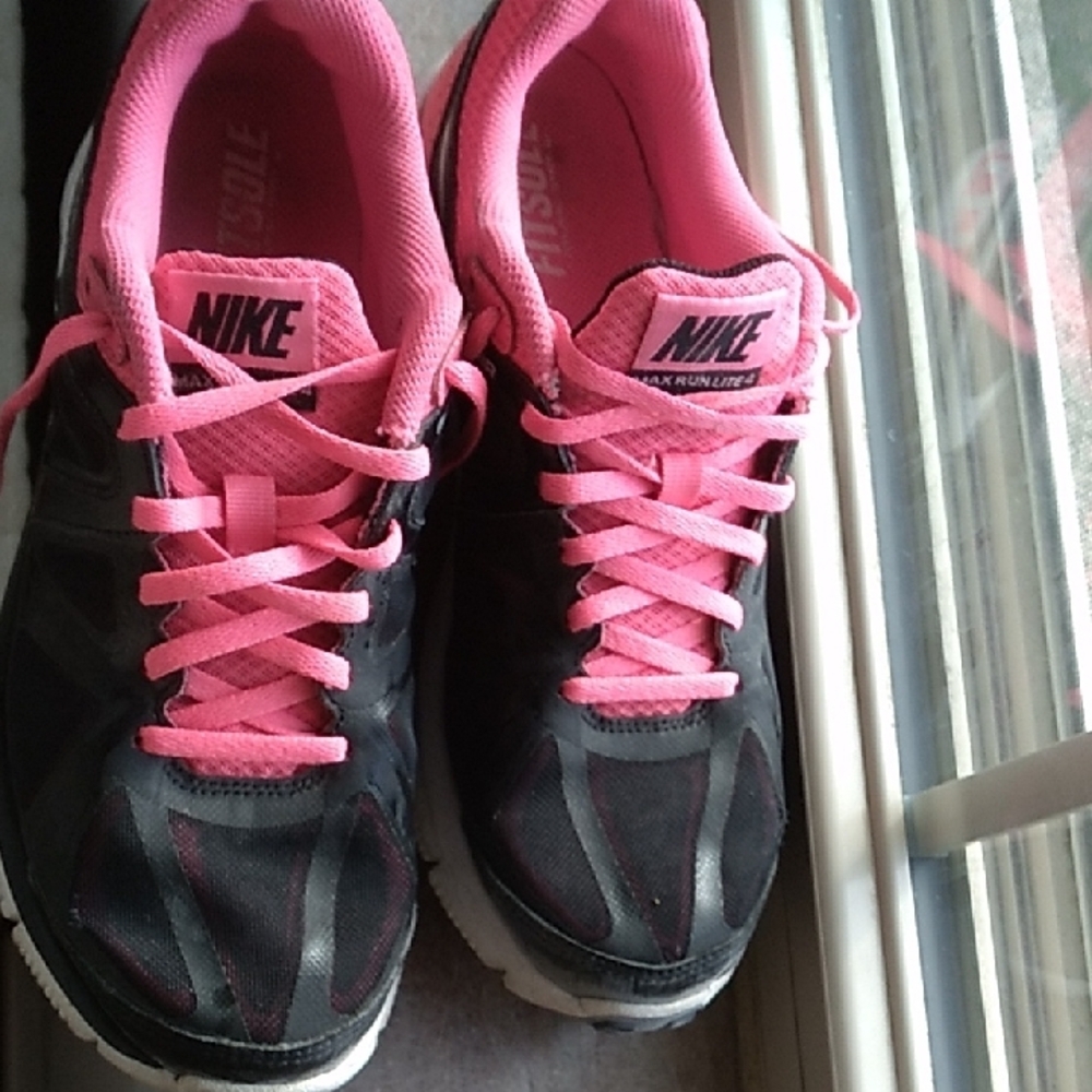 Nike Women's Black and Pink Running Shoes
